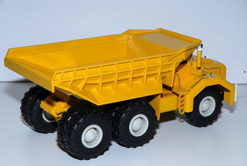 Le Berliet T 100 benne jaune, sur base Norev 1/43.